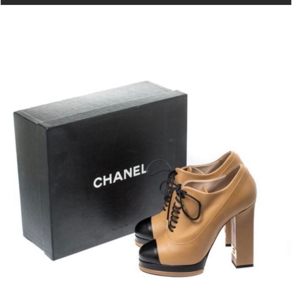 Chanel Brown Brown/Black Leather Cc Cap
Toe Lace Up (size 8.5)